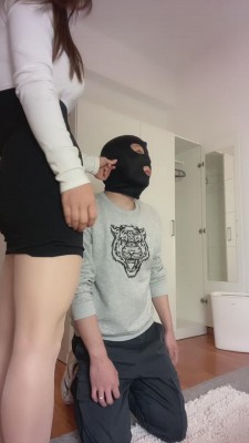 【巴莉女王】合租室友舔脚被发现 bf11814