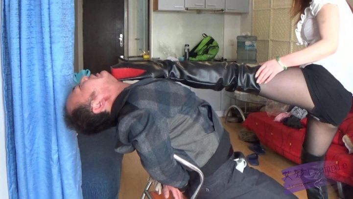 挟持美女秘书反被虐。