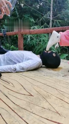 【暴力美学】户外发现小乞丐虐成狗【双视角版】 bf18586