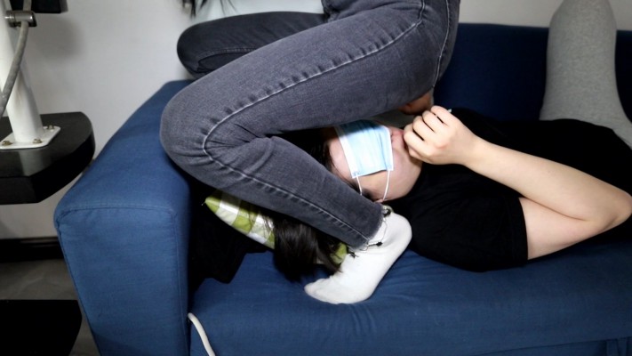 【惑心】牛仔裤坐脸臭白袜窒息