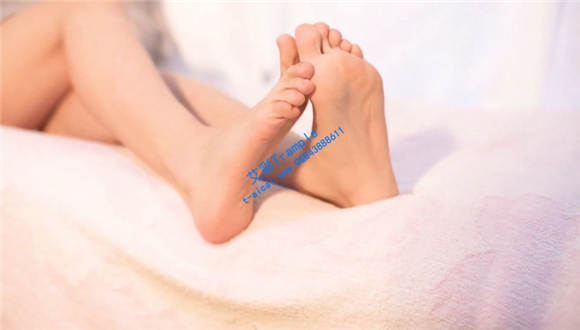 黑丝踩玩热水袋