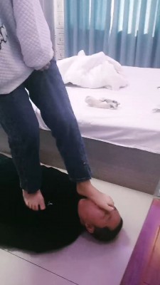 【吴迪】素人短靴脚踩喂食 bf22717