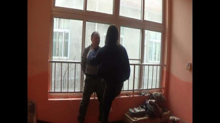 组织女打手吊打逃跑者