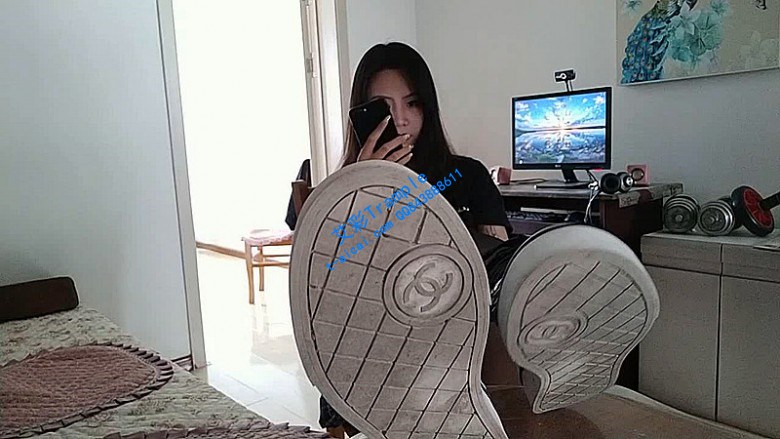 夏季黑丝脚下的空气_HD绳艺资源