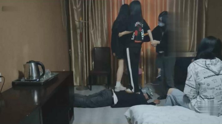 【最抗揍M】被一群素人学生暴打 bf17868