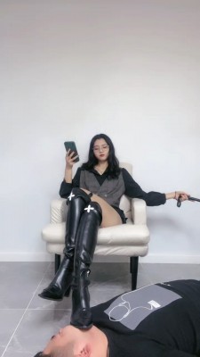 【初见】长靴S蹂躏脚下奴 bf19941