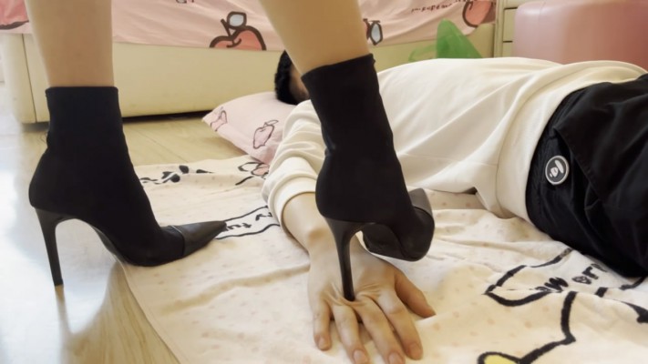 【彼岸花】高跟鞋凶狠踩踏，鞋尖暴踢肚子 YC-220419-3