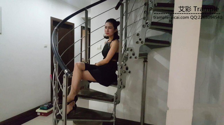 最新艾丝绳艺导师居家系列—–楼梯间艺术训练贱狗_HD绳艺资源