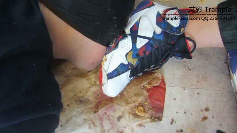 篮球长腿美女aj脏篮球鞋踩踏喂食语言羞辱