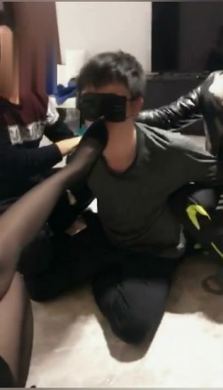 【绝美vivi】仙人跳：强迫调教外卖小哥