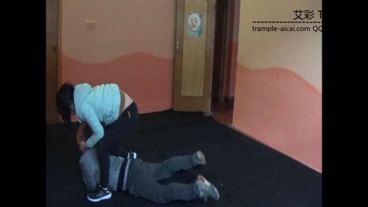 女子大生防狼术演练