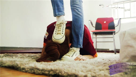 至尊LULU女女侮辱 校花儿大战之不打你，你骨头痒 G-NV-178