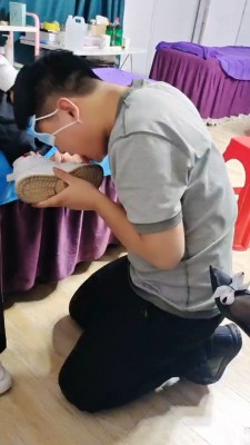 【天蝎女王】美容院开发素人恋足 JS22102301