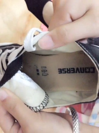 漂亮妹子秀帆布鞋棉袜裸足