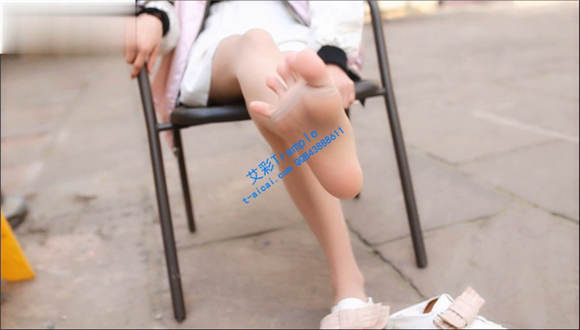 美女肉丝小白鞋