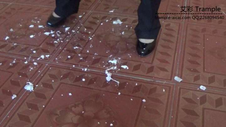 女主职业装高跟物体粉碎.