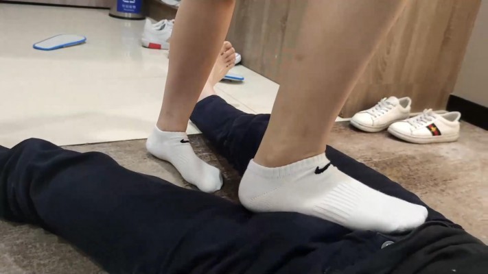 小鱼女神白袜小白鞋踢裆 YC-220301-4