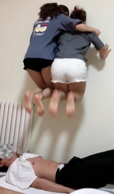 【萝莉酱】学生姐妹花跳踩地狱00后在校学生素人暴力跳踩人肉毯子