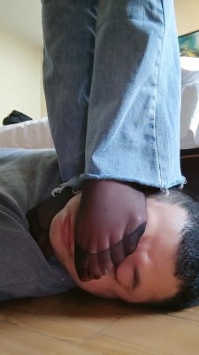 【合肥七颜】丝袜脚窒息+踩踏 bf19688