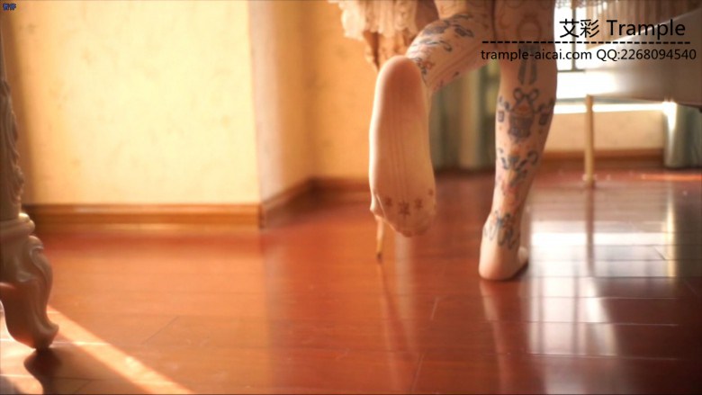 小萝莉超美白丝袜诱惑