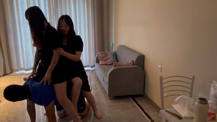 珂玥带18岁妹妹玩踩踏踢裆让狗奴舔脚-珂玥教坏素人妹妹-语言羞辱超刺激 YC-220704-4_HD绳艺资源