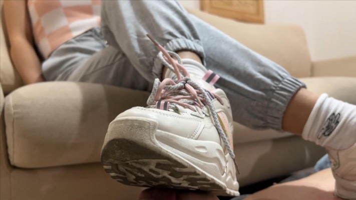 【猫猫大人】超脏运动鞋逼迫毯子舔鞋底 全体重踩 YC-211031-3