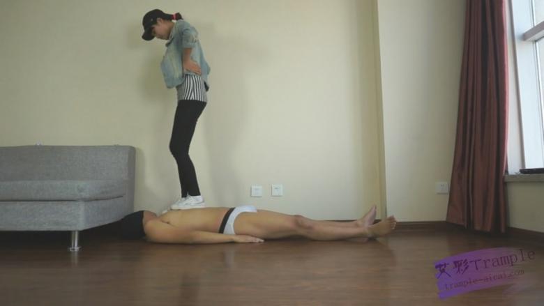 『依玲公主』原味脏脏运动鞋-舔脏鞋，闻鞋内和袜子，踩踏蹂躏