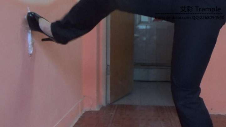 女主职业装高跟物体粉碎.