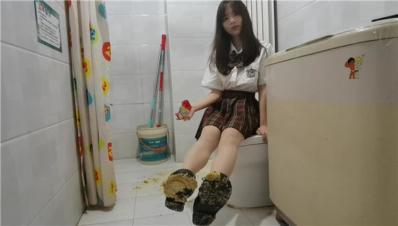 娇娇踩食物给你吃