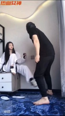 18岁绝美女学生s跆拳道暴力美脚踹烂贱M狗裆-18岁学生S跆拳道踢裆调教 YC-220429-5