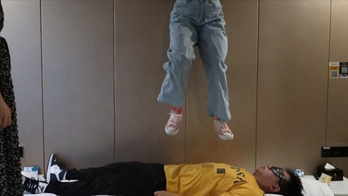 【子怡】三人全体重羞辱群踩毯子 YC-210521-7