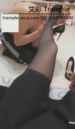 VIVI黑丝玩弄双狗奴