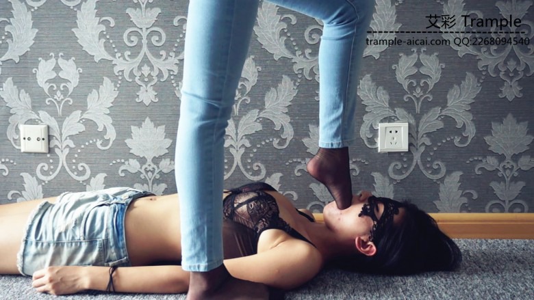 『小妮女女』原味黑短丝插嘴深喉，牛仔裤.