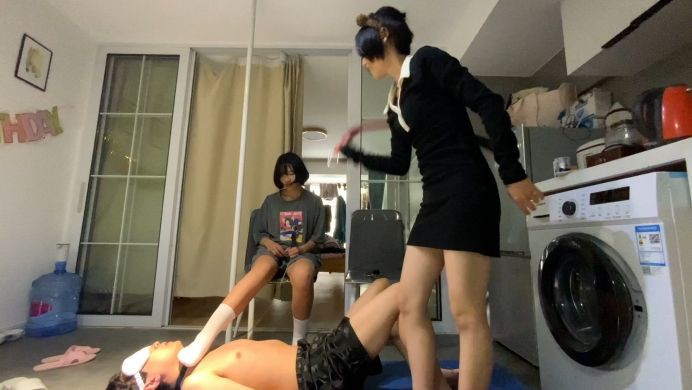 精神小妹超短裙暴虐-真实校园小太妹的疯狂踩踏踢裆吃袜子羞辱 YC-220505-9