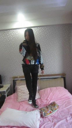 气质绝美长腿美女高帮休闲鞋踩枕头，换鞋大秀美腿