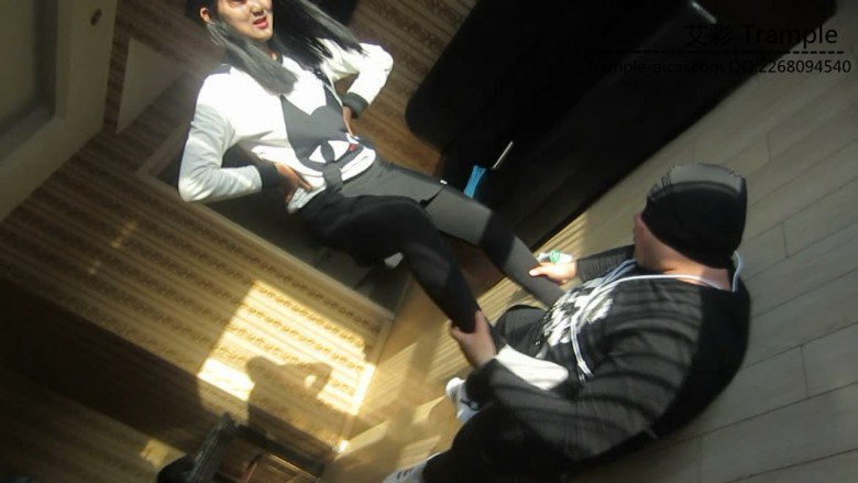 剧情美女休闲板鞋羞辱踩踏偷鞋贼