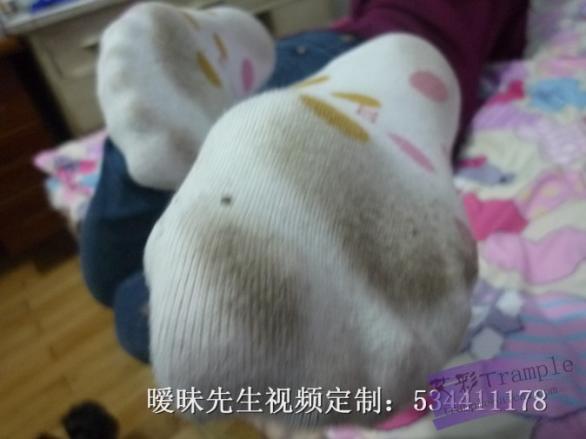 【典藏精品】高清肉丝足高清恋足大片之《奶茶浴丝足美脚》~