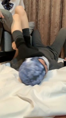 【妮妮sama】裸足黑袜皮鞋踩食物 bf22792