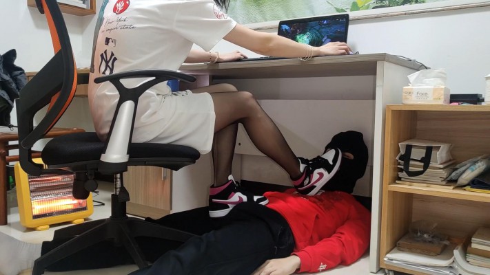 168cm黑丝AJ中山少女姿默玩LOL，无意识把狗头狗裆当脚垫 YC-220224-3