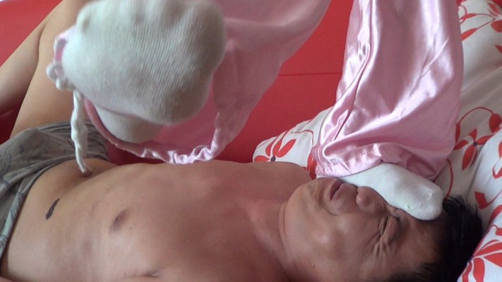 小瑶全体重踩脸踩脖子闻原味白袜