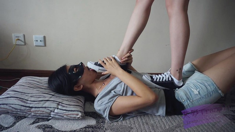 『小妮女女』恋足妹妹，撒娇让姐姐踩自己，舔姐姐的鞋袜