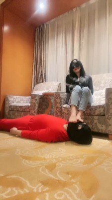 【kiki】御姐高跟裸足踩旺仔 bf22392