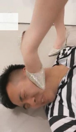 【VIVI】女警调教两囚犯