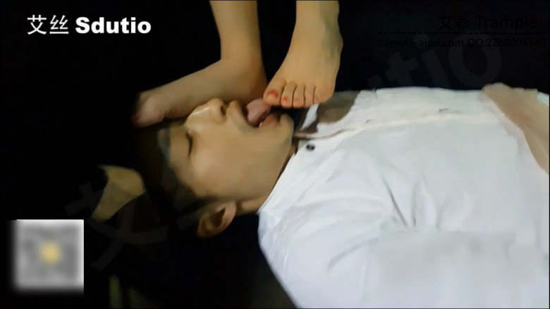 扶桑S酒吧一边秀足一边调教,语言非常有趣