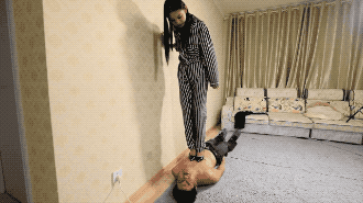 凶狠暴力高跟踩踏