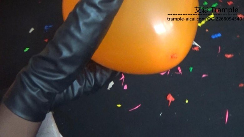 黑丝靴子踩气球2