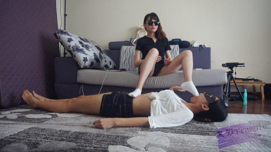 『小妮女女』白袜运动鞋的羞辱践踏女奴