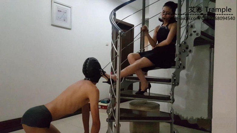 最新艾丝女王居家系列—–楼梯间调教贱狗