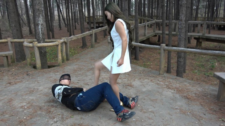 冷柔野外暴虐贱货裆部