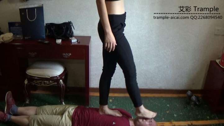 女主紧身裤骑乘玩脸